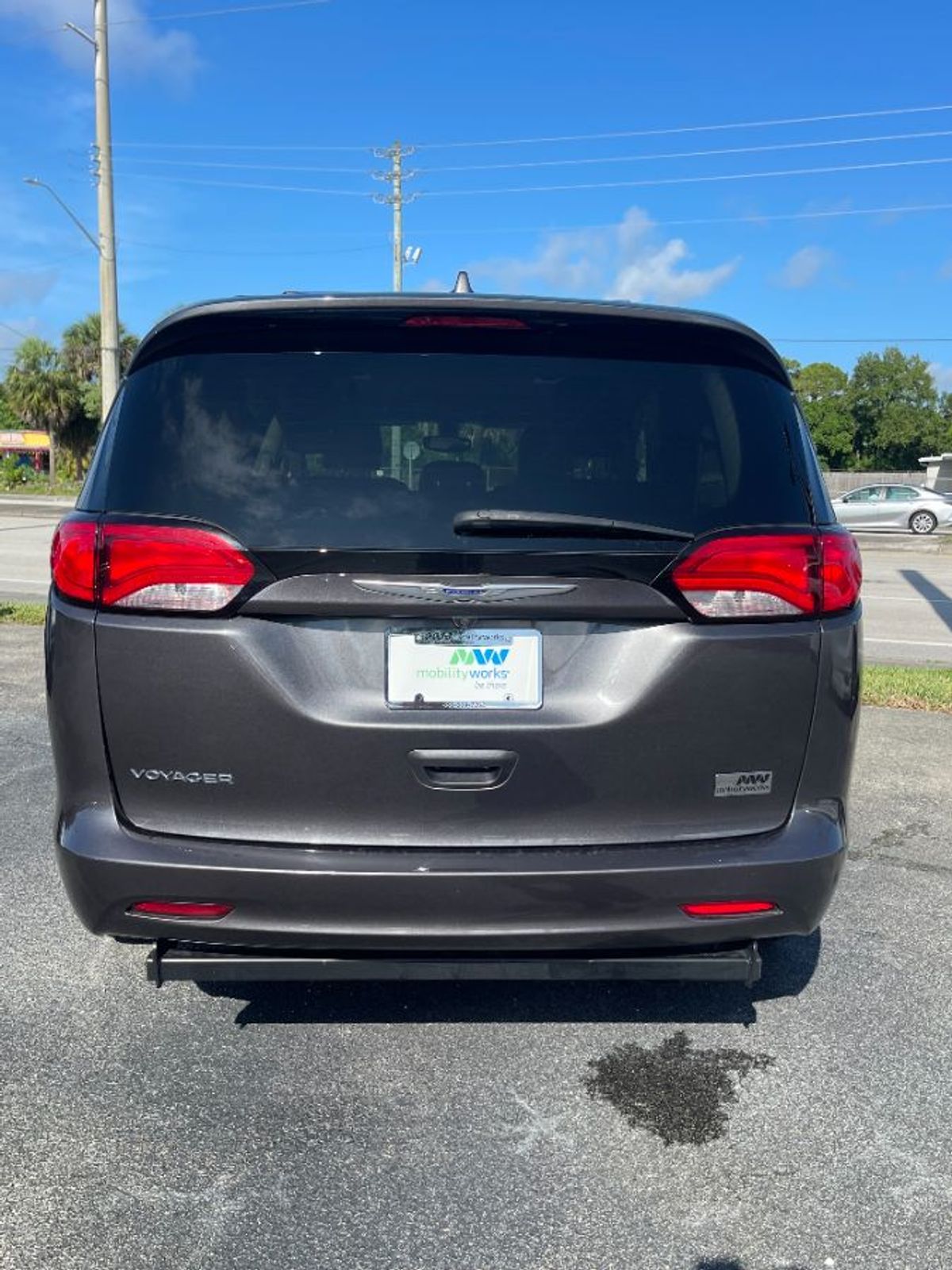 Grey Chrysler Voyager image number 4