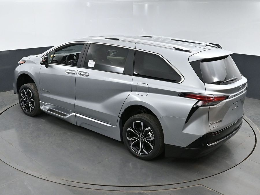 New 2025 Toyota Sienna Hybrid Platinum - BraunAbility Side Entry Entry In Floor Automatic Ramp