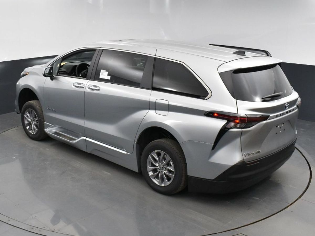 2024 Toyota Sienna XLE - Photo 16
