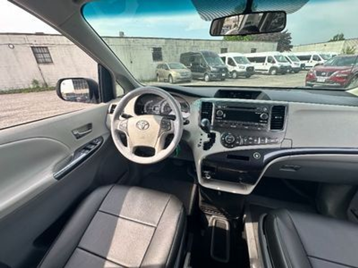 2011 TOYOTA SIENNA - Image 19