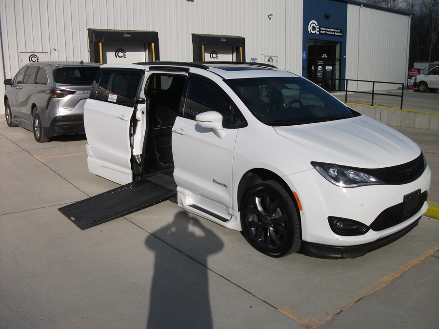 Used 2018 Chrysler Pacifica Limited - BraunAbility Side Entry Entry Fold Out Automatic Ramp