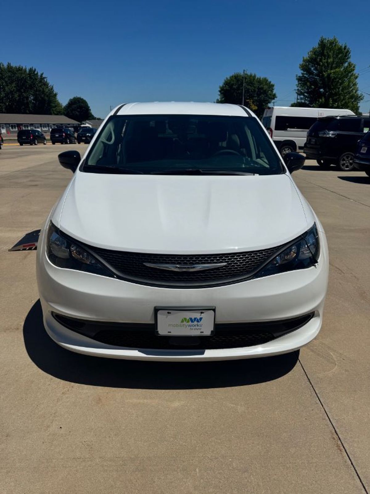 White Chrysler Voyager image number 1
