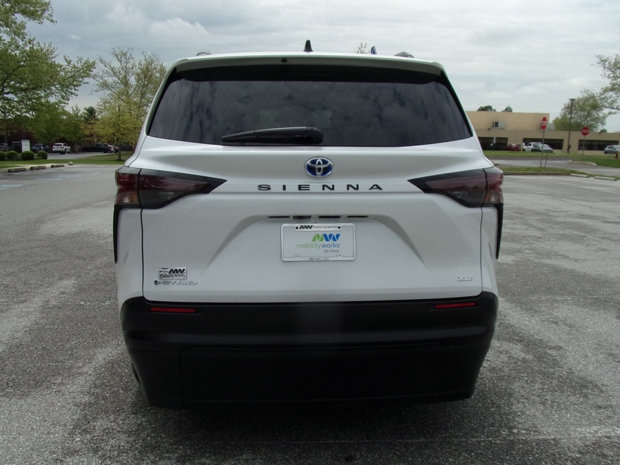 White Toyota Sienna image number 4