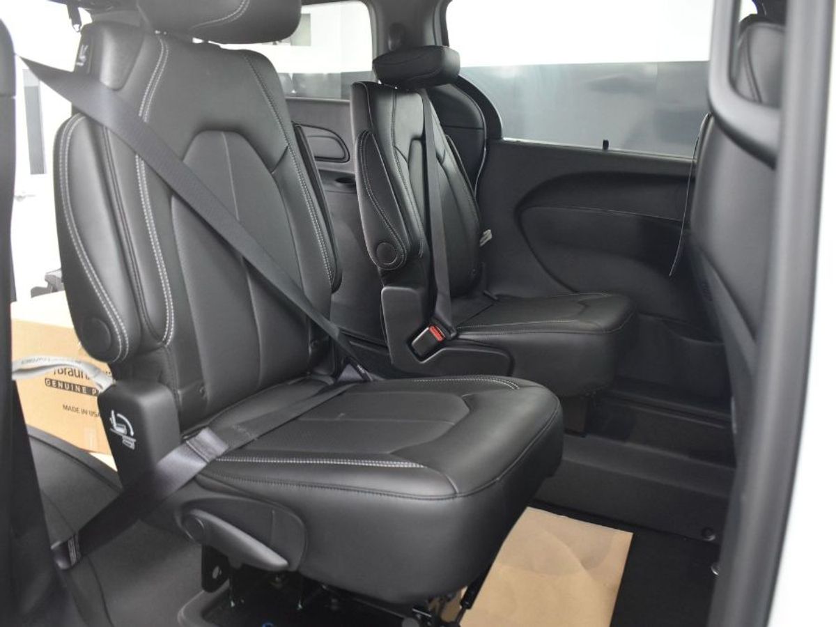 2025 CHRYSLER VOYAGER - Image 13