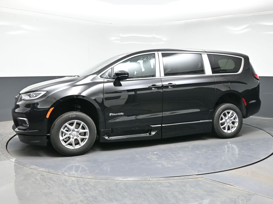 Black Chrysler Pacifica image number 13