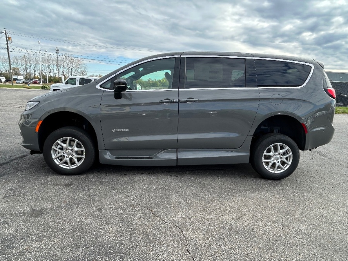 Grey Chrysler Pacifica image number 4