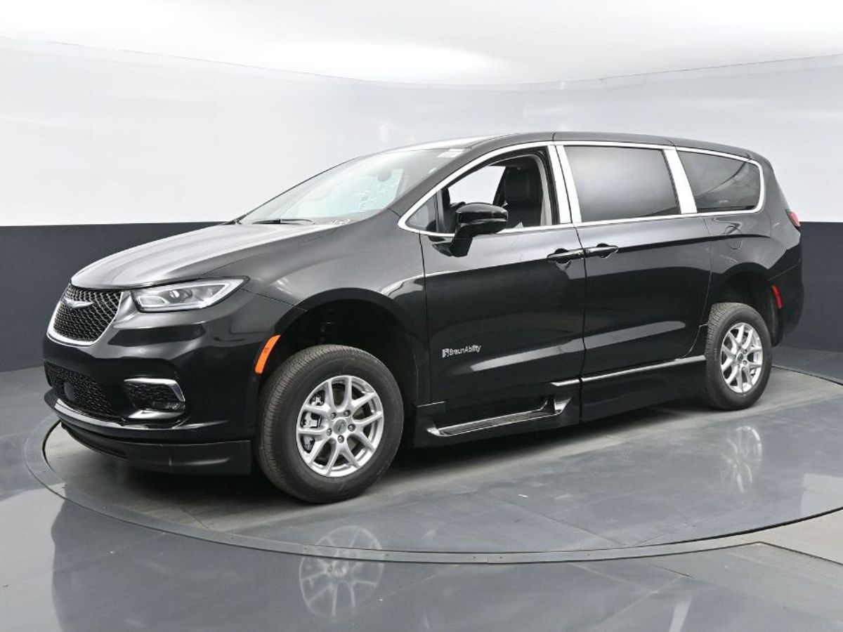 Black Chrysler Pacifica image number 19
