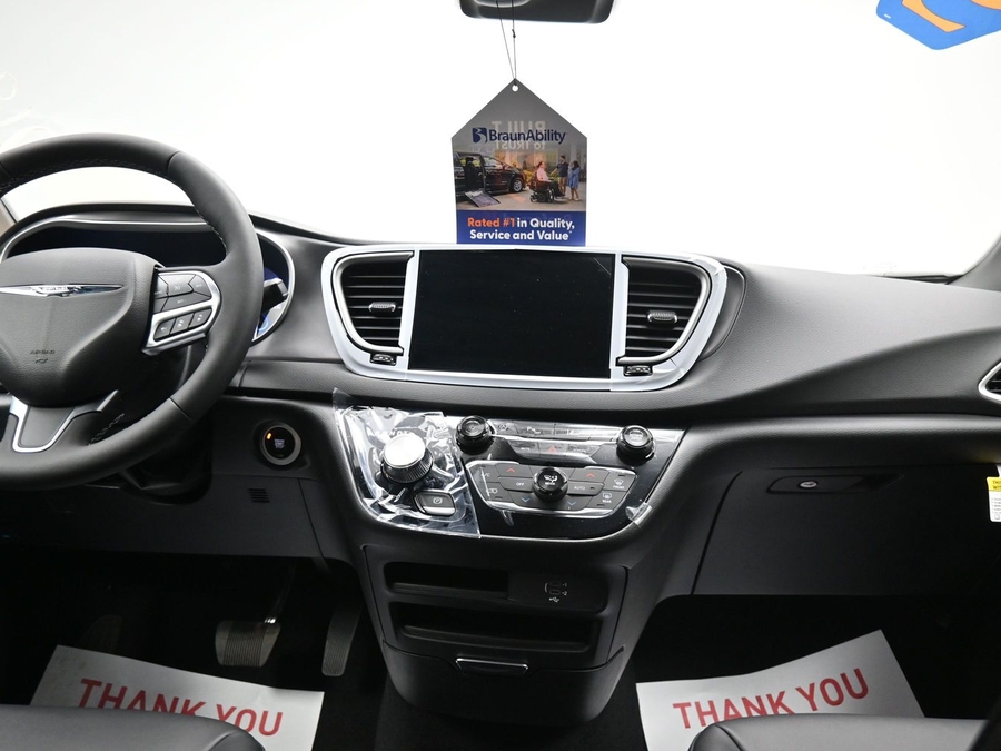 Silver Chrysler Voyager image number 18