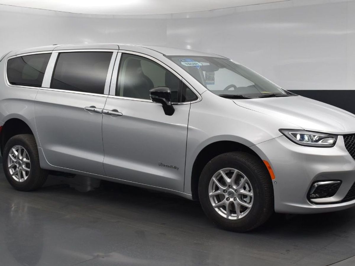 Silver Chrysler Pacifica image number 5