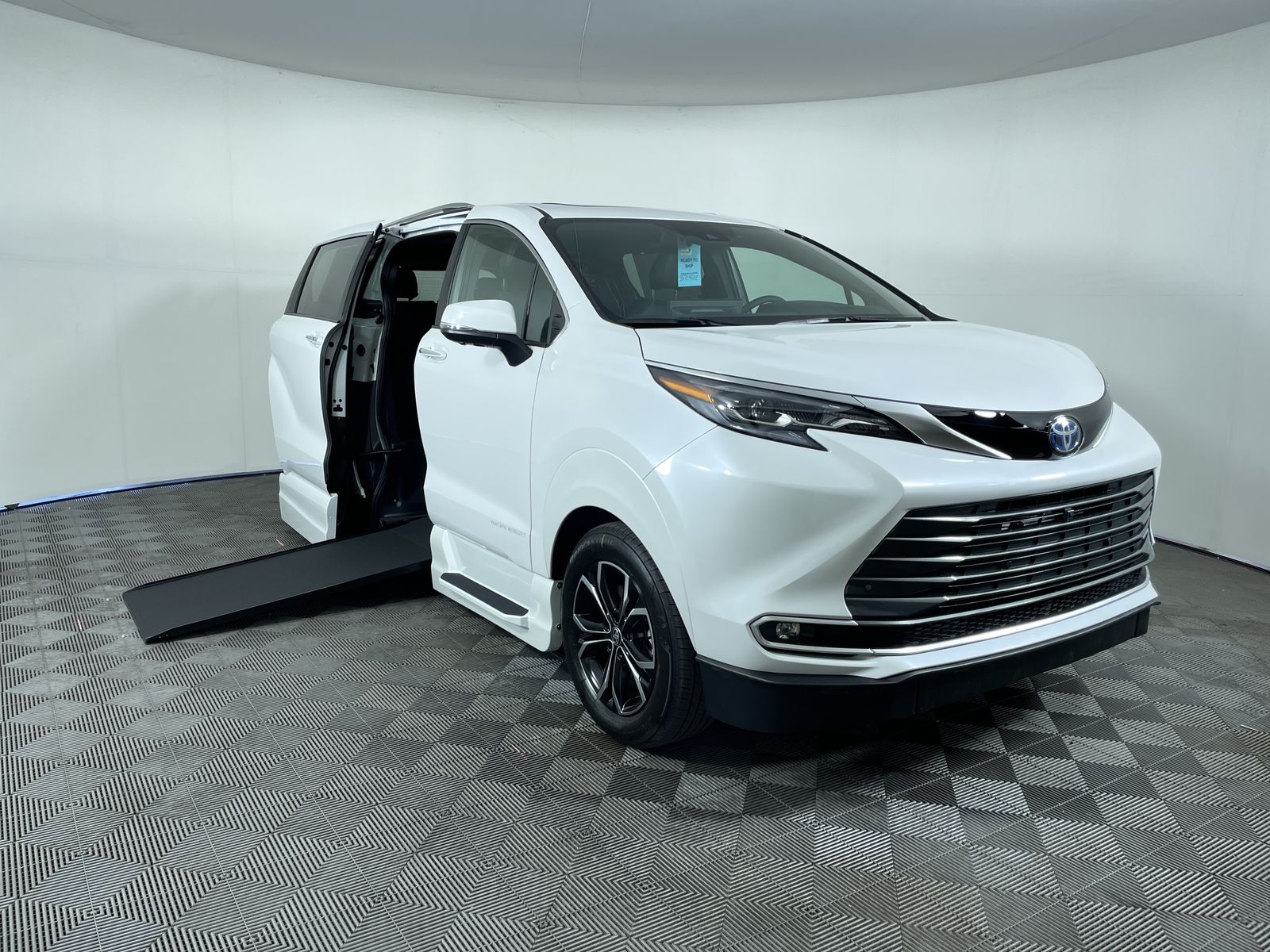 2025 Toyota Sienna AWD Platinum