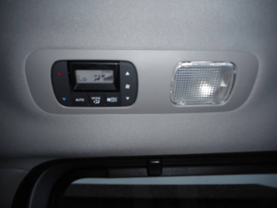 Silver Honda Odyssey image number 15