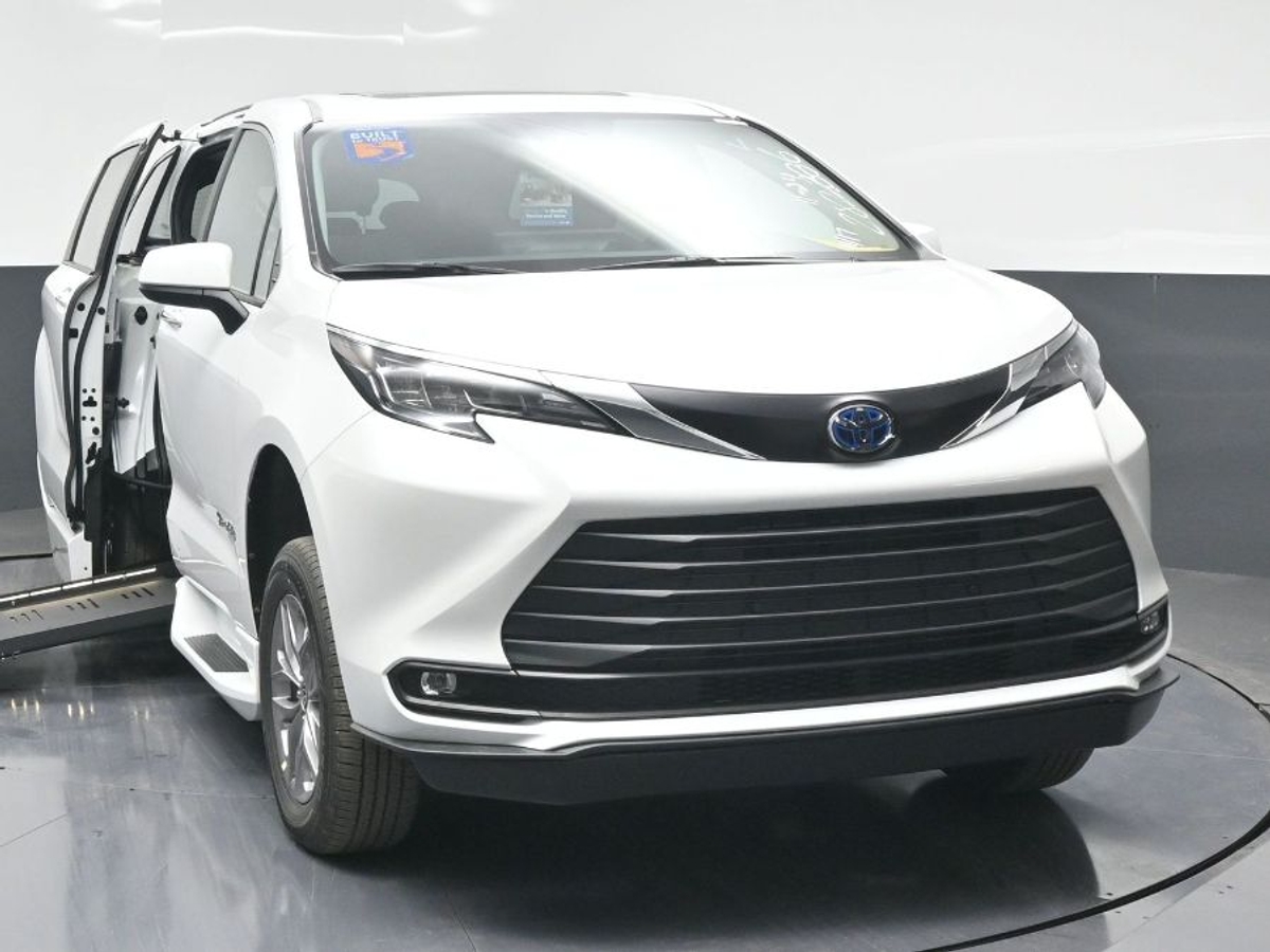 2025 TOYOTA SIENNA - Image 2
