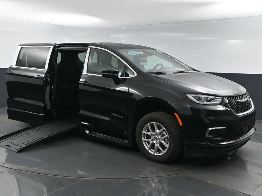 New 2025 Chrysler Pacifica Select Safety - BraunAbility Side Entry Entry Fold Out Automatic Ramp