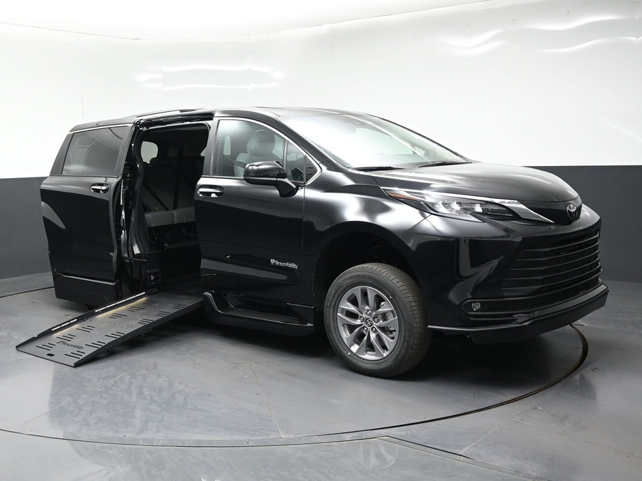 New 2026 Toyota Sienna Hybrid XLE Add - BraunAbility Side Entry Fold Out Automatic Ramp