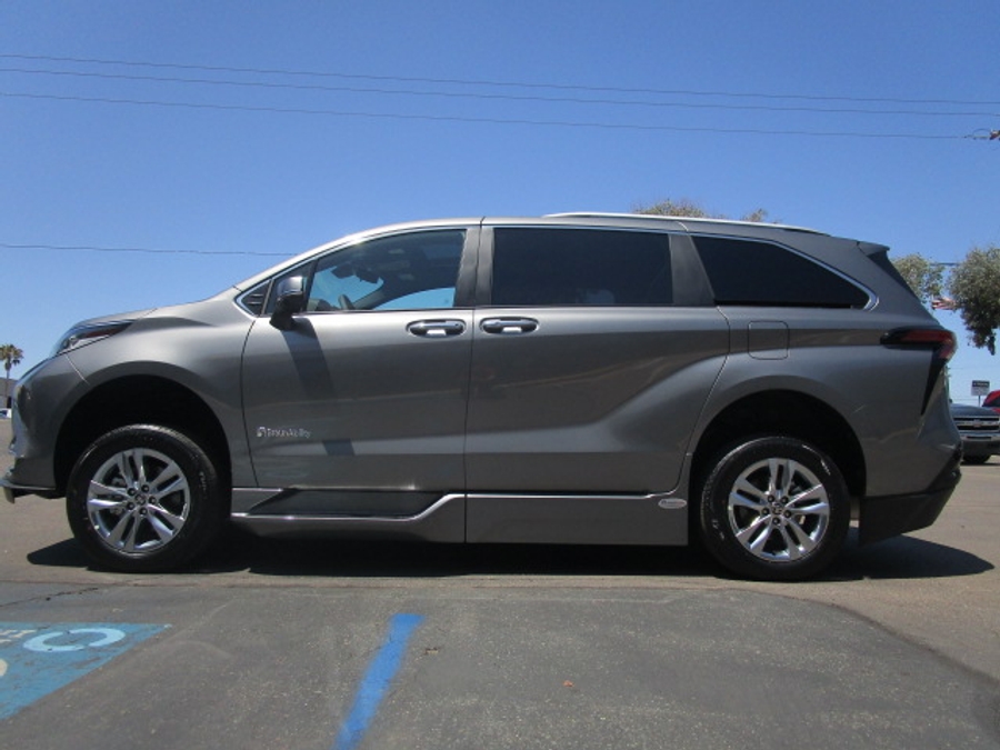 New 2026 Toyota Sienna Hybrid XSE Sport - BraunAbility Side Entry Fold Out Automatic Ramp