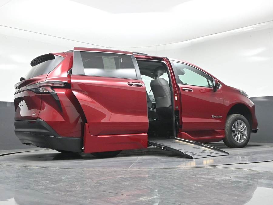 Red Toyota Sienna image number 21