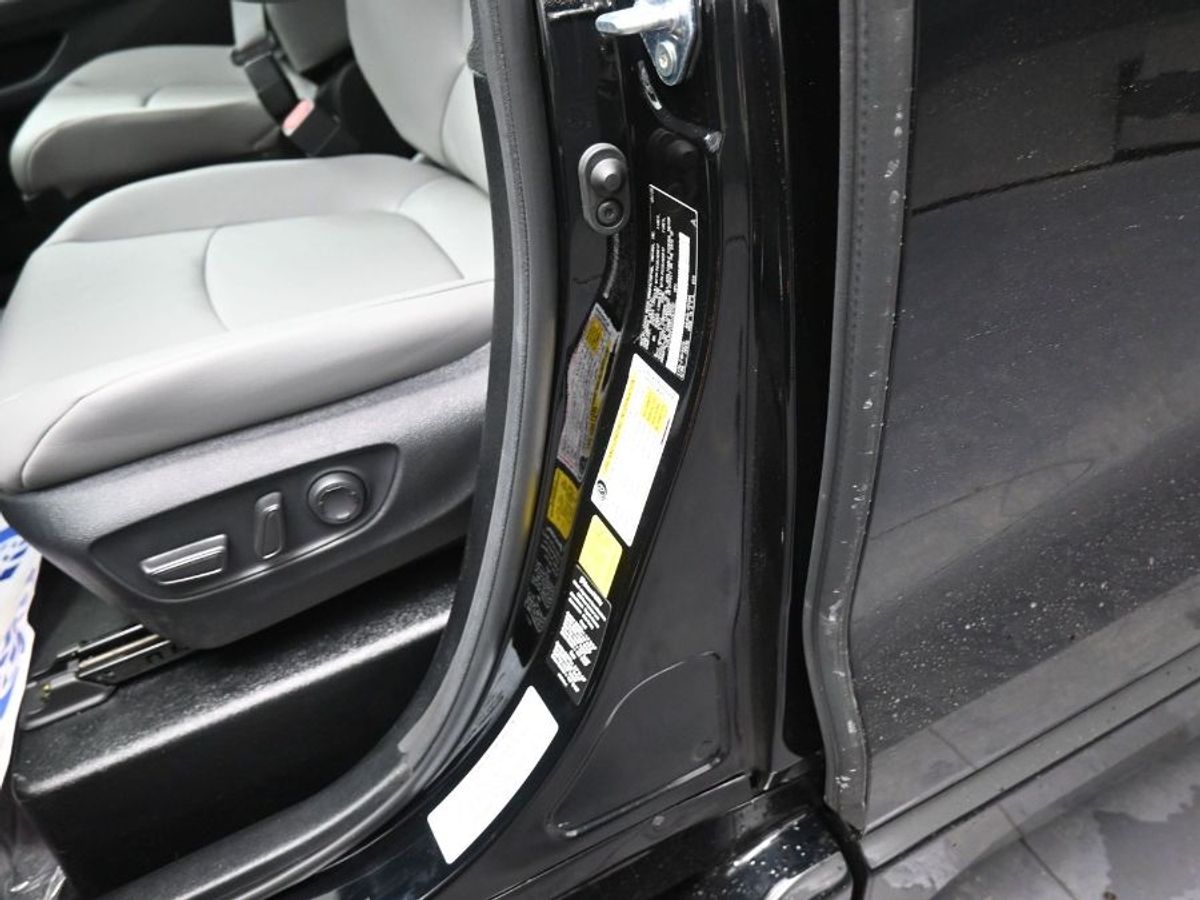 2025 TOYOTA SIENNA - Image 17