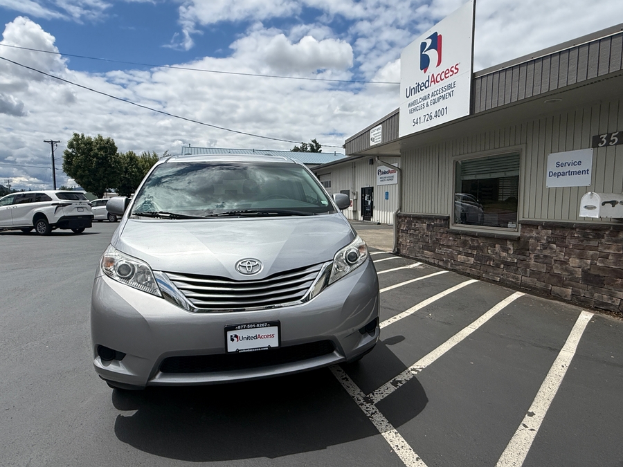 Used 2017 Toyota Sienna LE - VMI Side Entry Entry In Floor Automatic Ramp