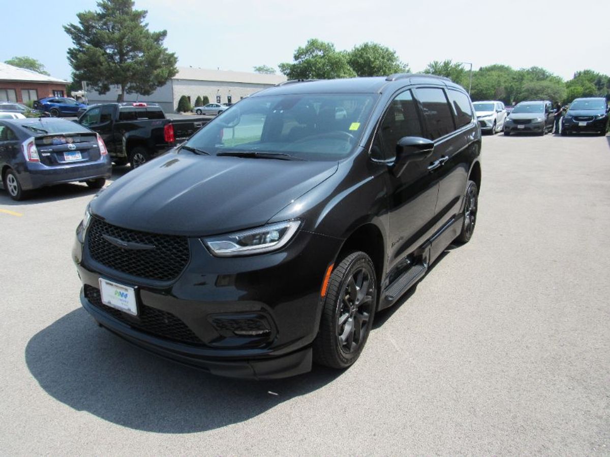 2023 CHRYSLER PACIFICA - Image 4