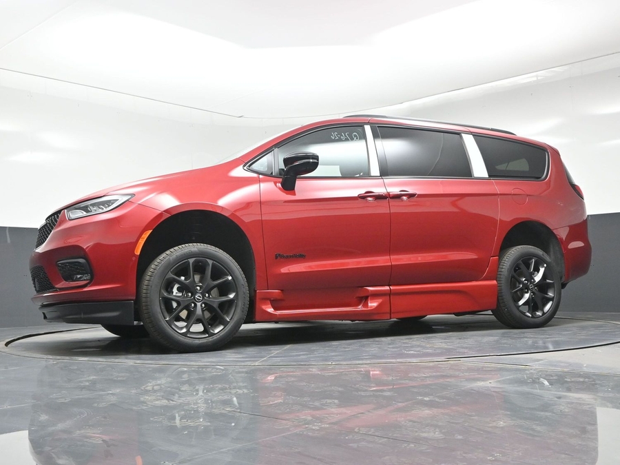 Red Chrysler Pacifica image number 15