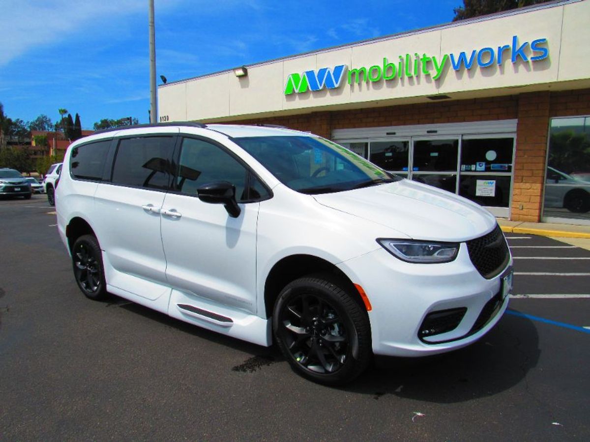 White Chrysler Pacifica image number 1