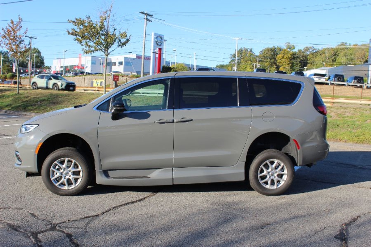 Grey Chrysler Pacifica image number 2