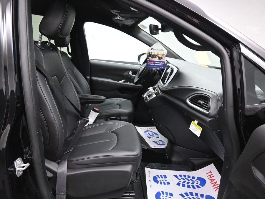 Black Chrysler Pacifica image number 6