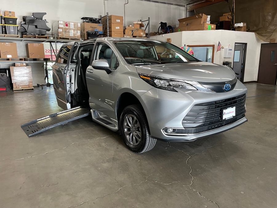 Used 2024 Toyota Sienna Hybrid XLE - BraunAbility Side Entry Fold Out Automatic Ramp