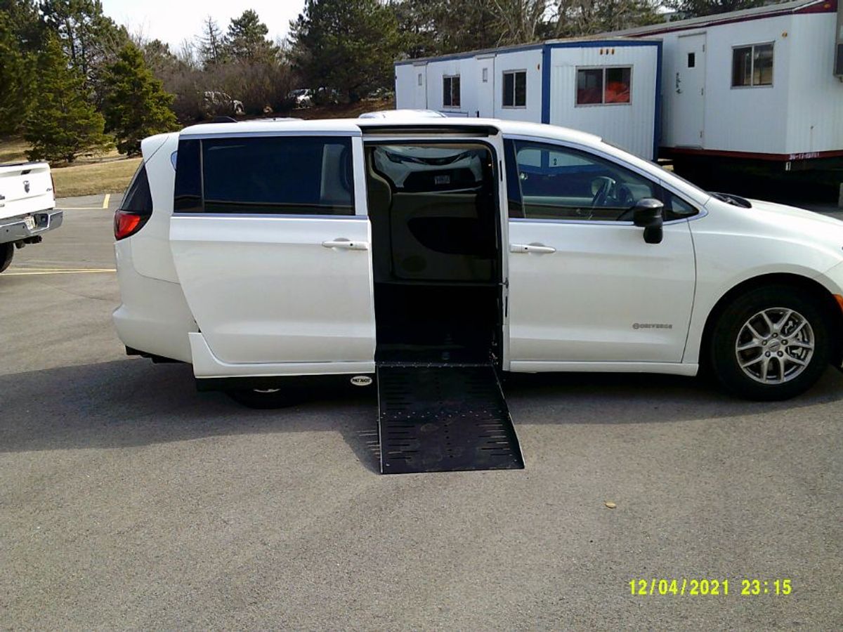 White Chrysler Voyager image number 6