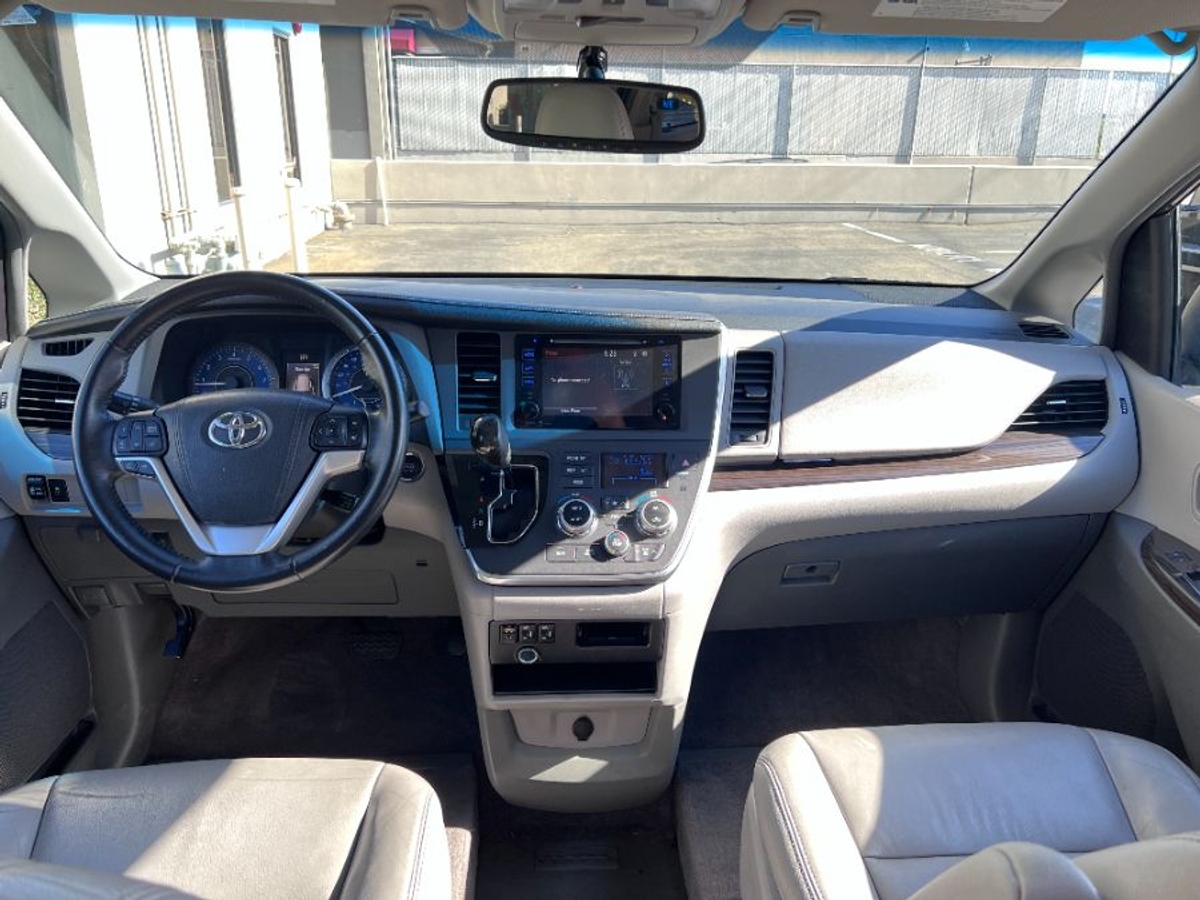 2015 TOYOTA SIENNA - Image 9