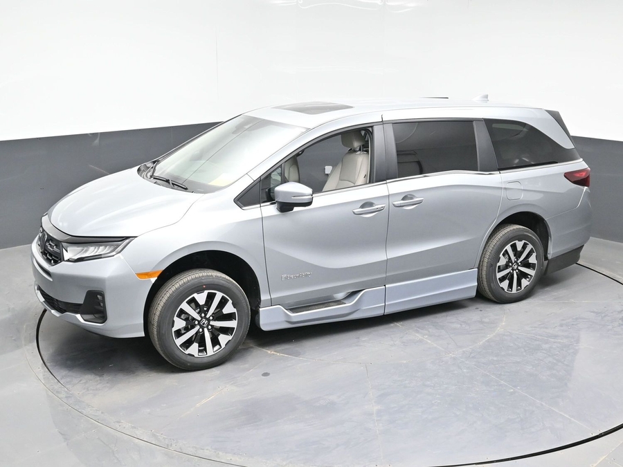 Silver Honda Odyssey image number 23