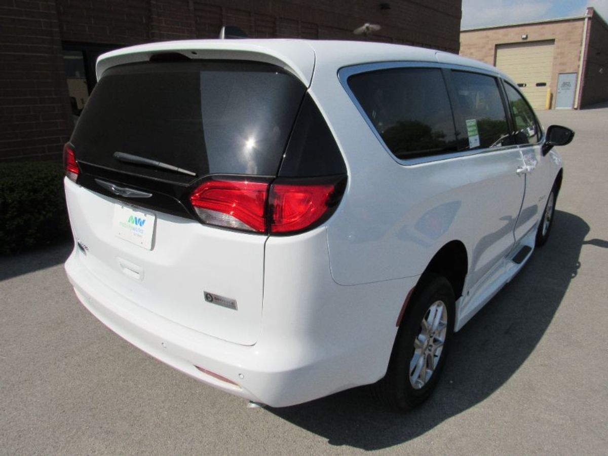 White Chrysler Voyager image number 9