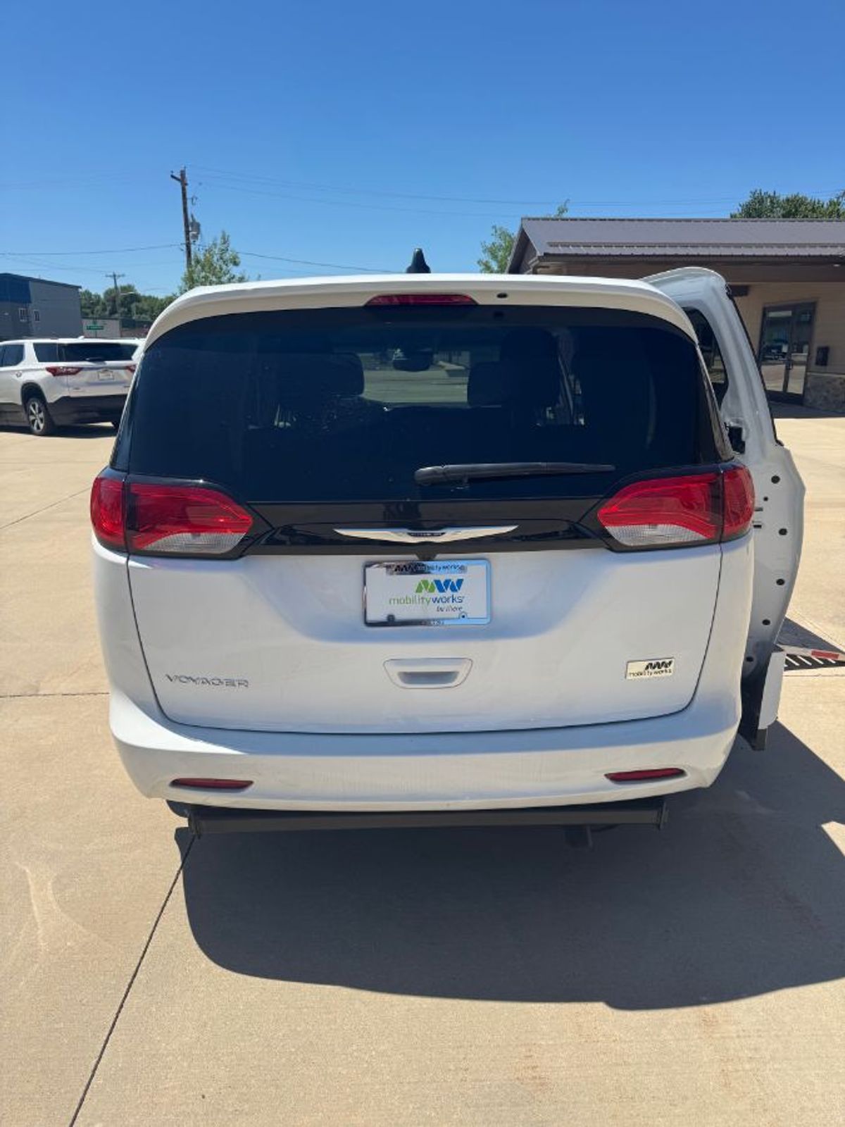 White Chrysler Voyager image number 5