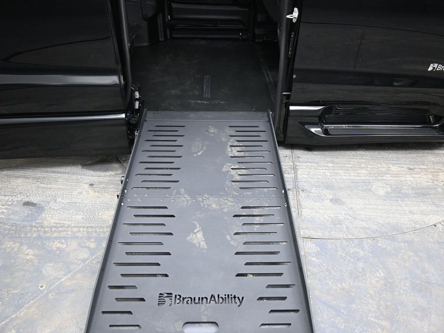 Black Chrysler Pacifica image number 22