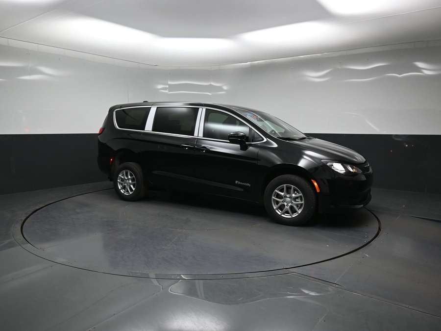 Black Chrysler Voyager image number 8