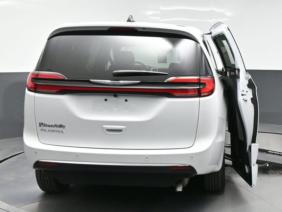 New 2026 Chrysler Pacifica Select Safety - BraunAbility Side Entry Entry Fold Out Automatic Ramp