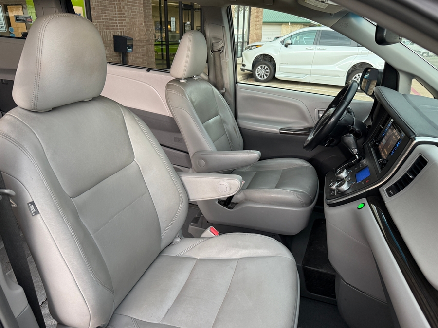 2017 Toyota Sienna XLE - Photo 13