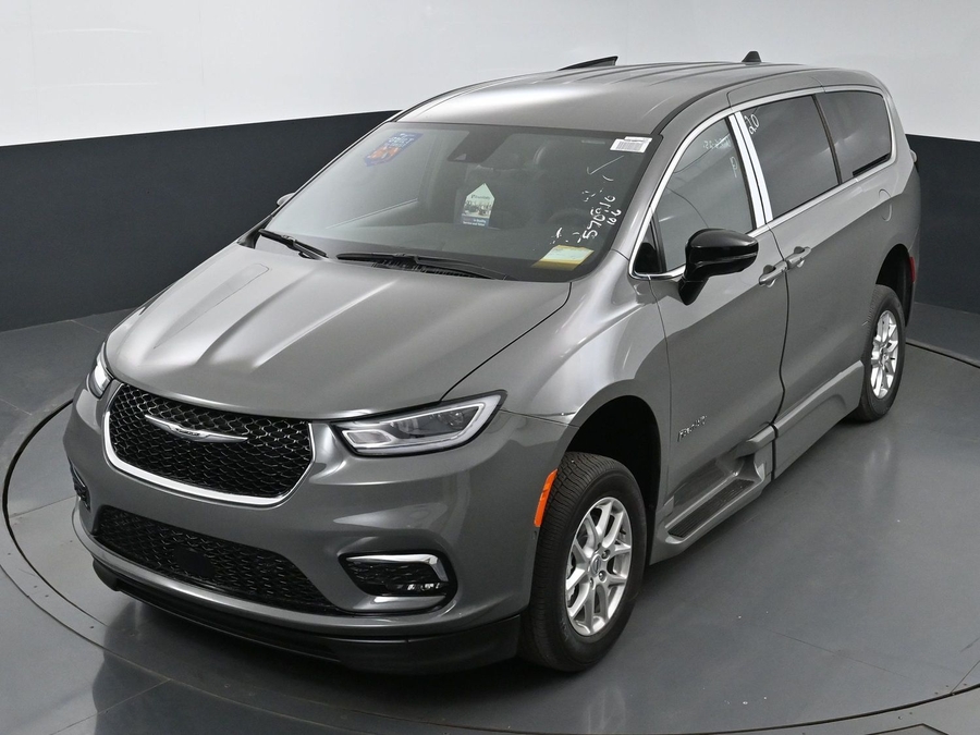New 2025 Chrysler Pacifica Select Safety - BraunAbility Side Entry Entry Fold Out Automatic Ramp