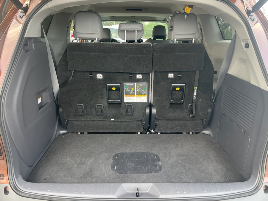 Orange Toyota Sienna image number 9