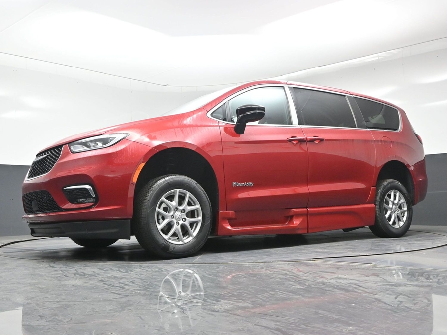 New 2026 Chrysler Pacifica Select Plus - BraunAbility Side Entry In Floor Automatic Ramp