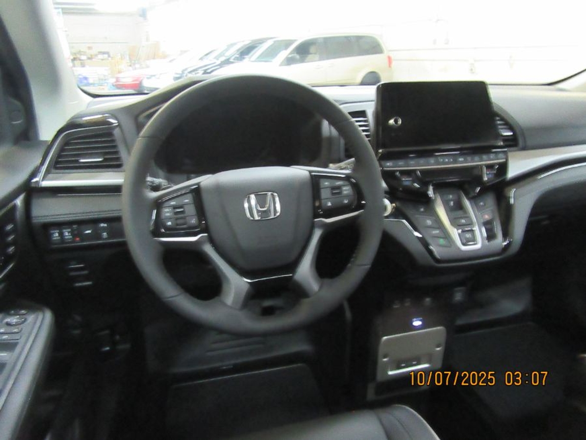 Black Honda Odyssey image number 21