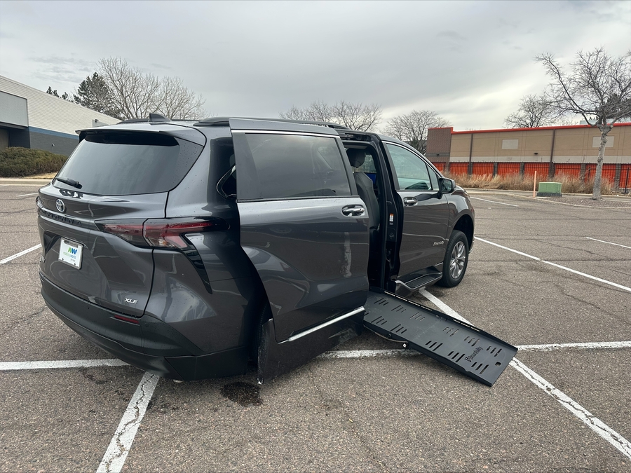 Grey Toyota Sienna image number 6