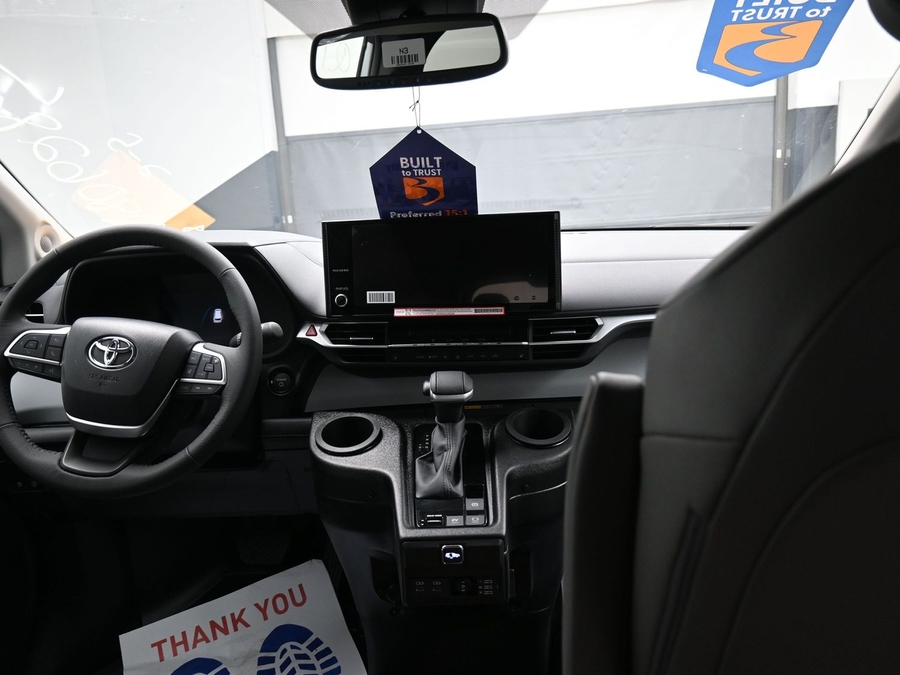 Silver Toyota Sienna image number 12