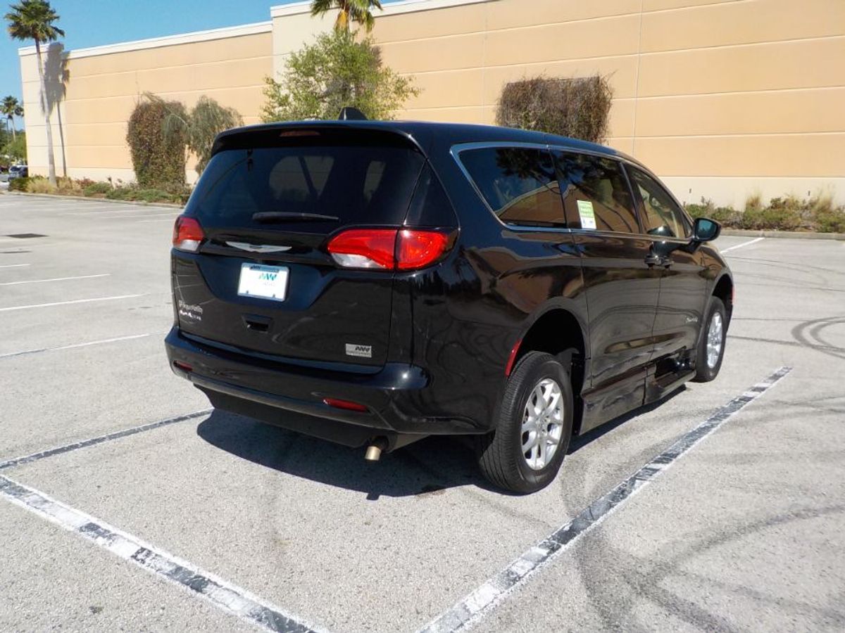 Black Chrysler Voyager image number 29