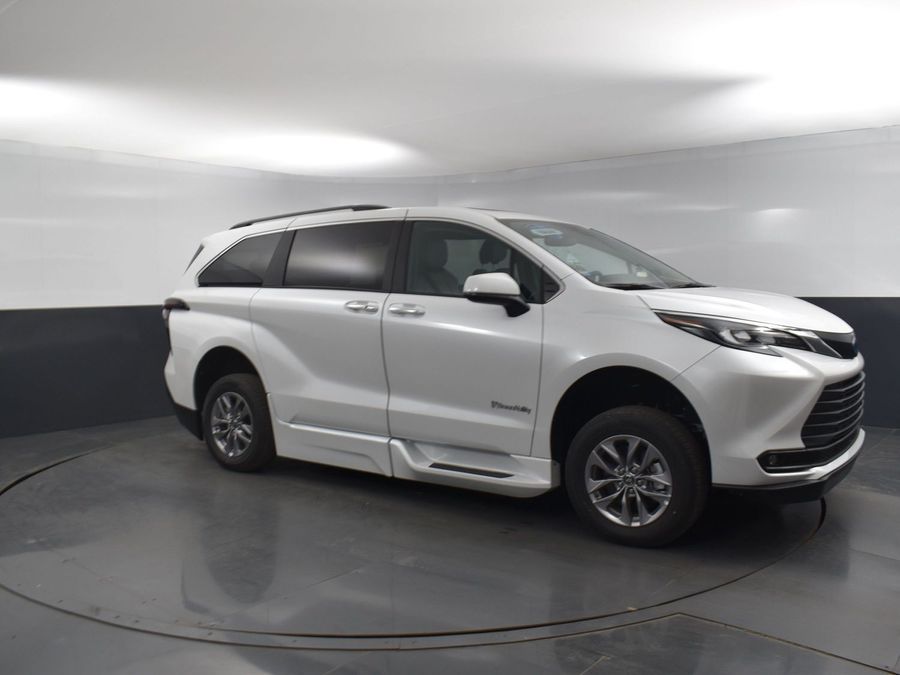 New 2025 Toyota Sienna Hybrid XLE Plus - BraunAbility Side Entry Entry In Floor Automatic Ramp
