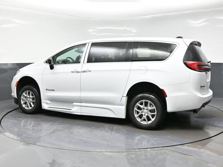 White Chrysler Pacifica image number 3