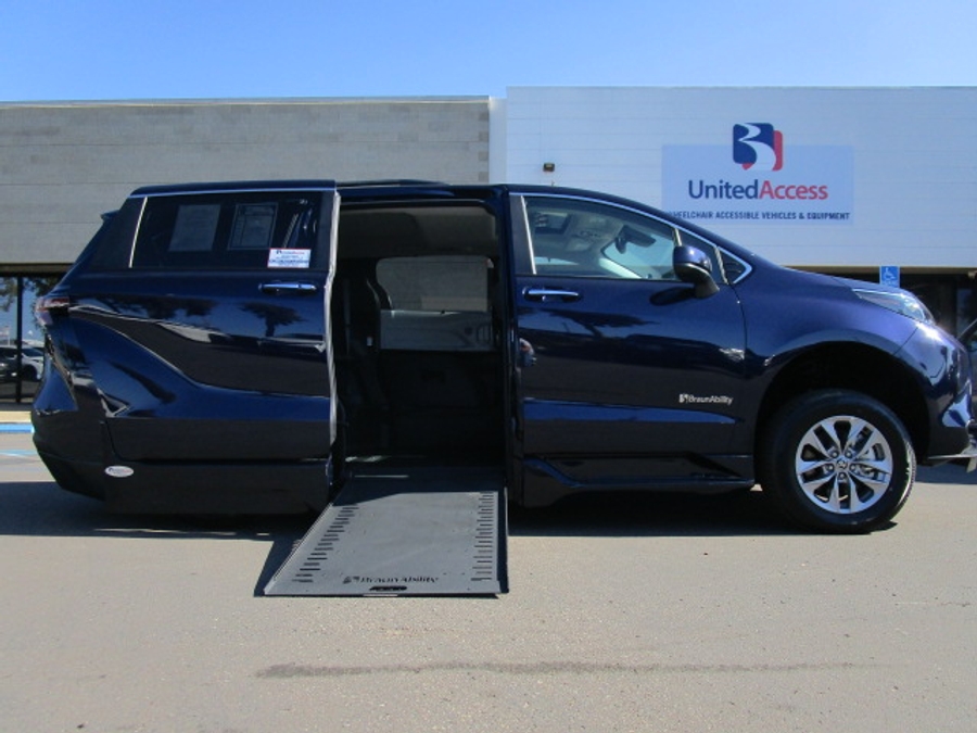 New 2025 Toyota Sienna Hybrid XLE Plus - BraunAbility Side Entry Entry In Floor Automatic Ramp