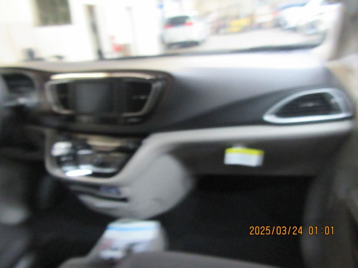 White Chrysler Voyager image number 24