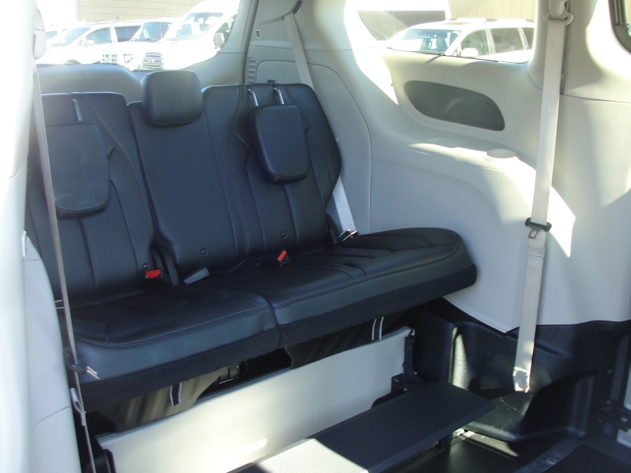Grey Chrysler Pacifica image number 16