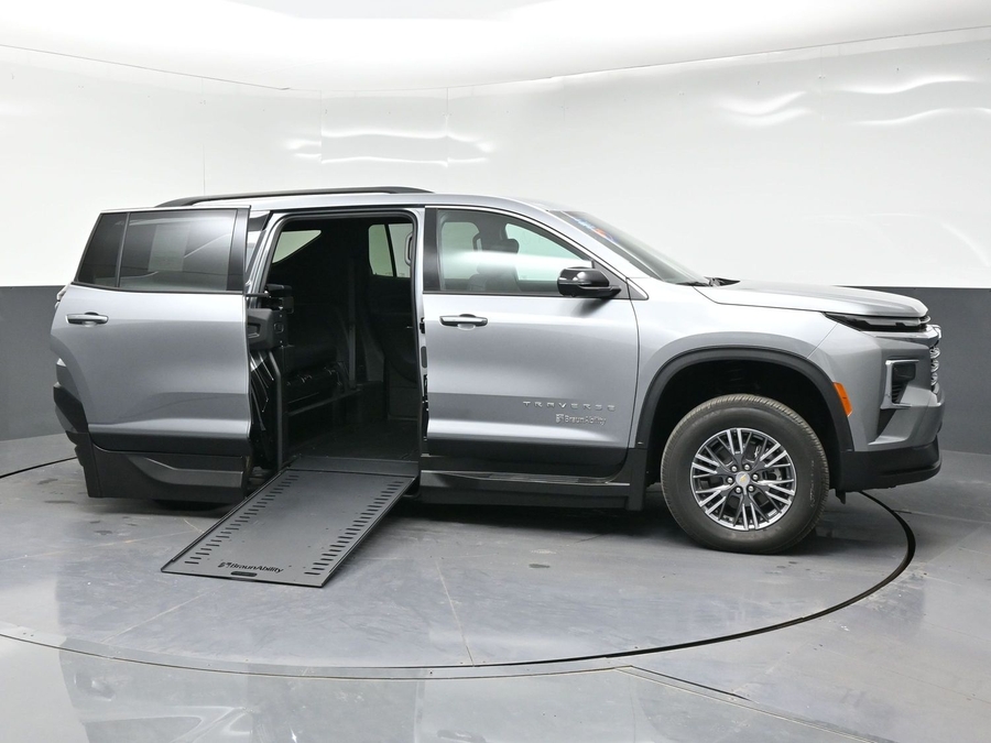 New 2026 Chevrolet Traverse 1LT - BraunAbility Side Entry In Floor Automatic Ramp